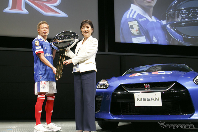 横浜F・マリノス仲川輝人選手（左）、日産自動車副社長 星野朝子氏（右）