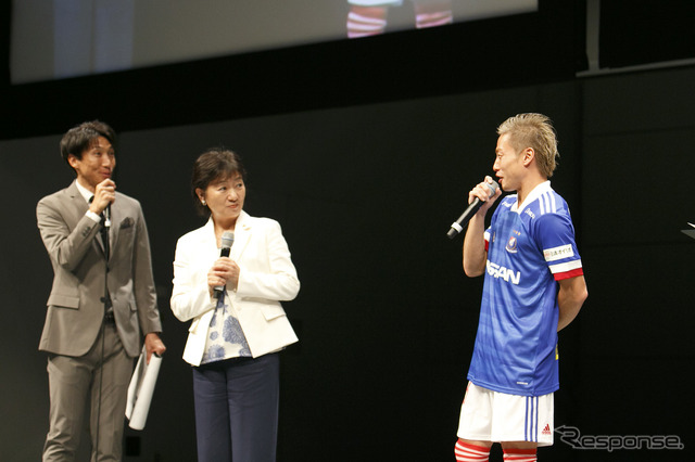 J1優勝の立役者、横浜F・マリノス仲川選手にサプライズ! 日産が GT-R を贈呈