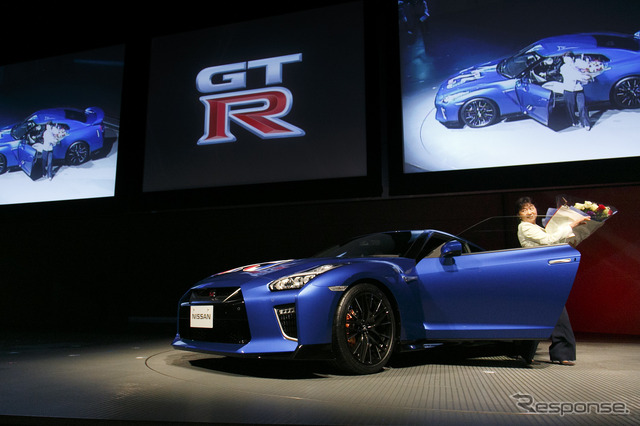 J1優勝の立役者、横浜F・マリノス仲川選手にサプライズ! 日産が GT-R を贈呈
