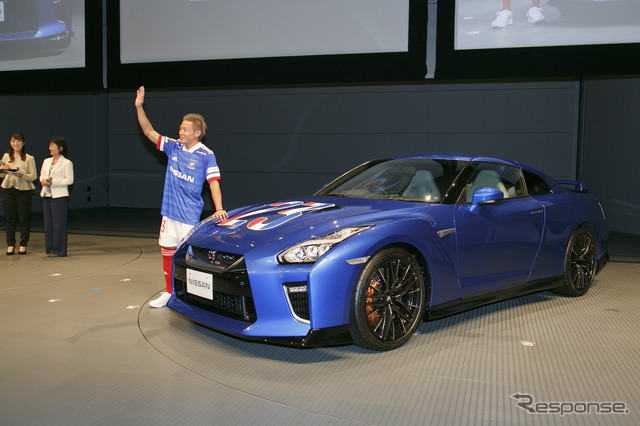 J1優勝の立役者、横浜F・マリノス仲川選手にサプライズ! 日産が GT-R を贈呈