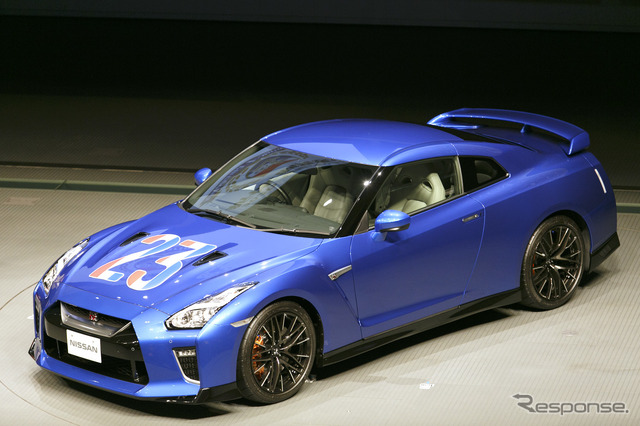 J1優勝の立役者、横浜F・マリノス仲川選手にサプライズ! 日産が GT-R を贈呈