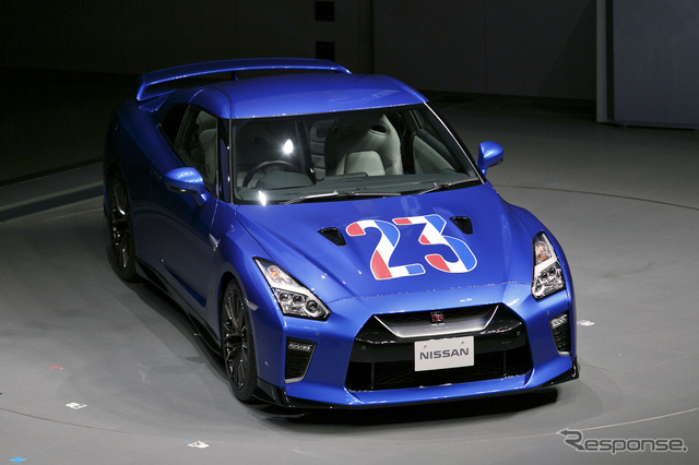 J1優勝の立役者、横浜F・マリノス仲川選手にサプライズ! 日産が GT-R を贈呈