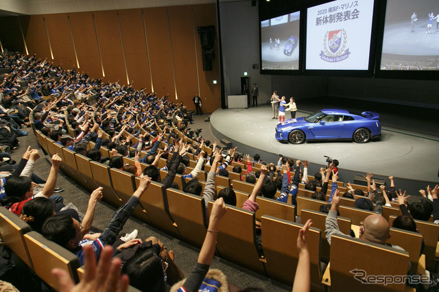 J1優勝の立役者、横浜F・マリノス仲川選手にサプライズ! 日産が GT-R を贈呈