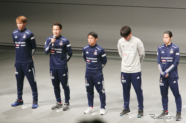 J1優勝の立役者、横浜F・マリノス仲川選手にサプライズ! 日産が GT-R を贈呈