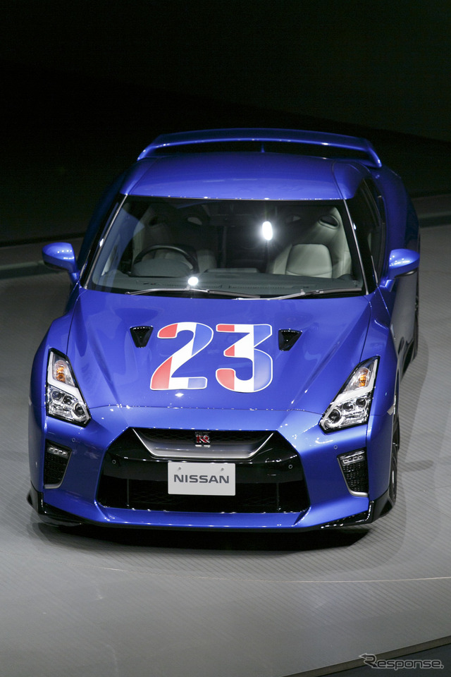 J1優勝の立役者、横浜F・マリノス仲川選手にサプライズ! 日産が GT-R を贈呈