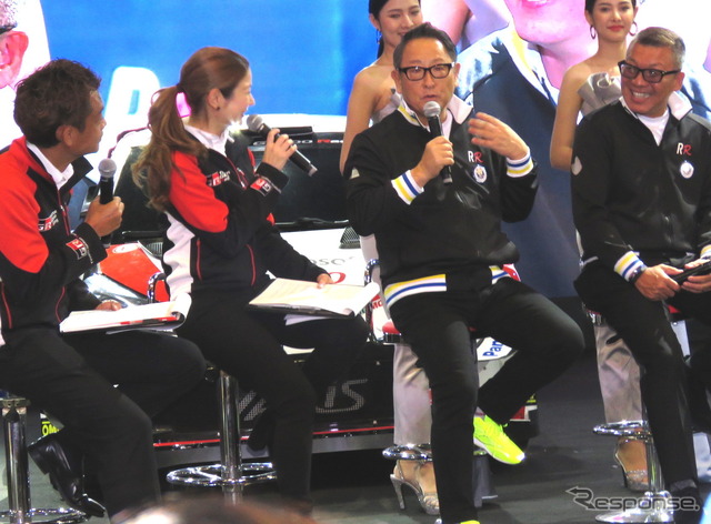 モリゾウ選手がルーキー・レーシングの活動趣旨を説明した(写真右端は小倉クラッチの小倉康宏社長兼選手)。
