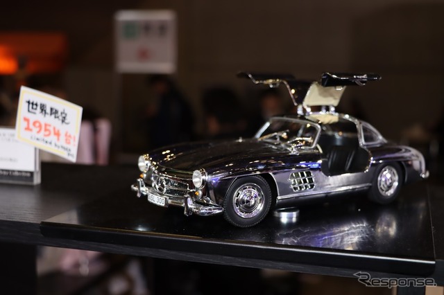 ちなみにこの金銀のSLのミニカー、1954台の限定品だ。