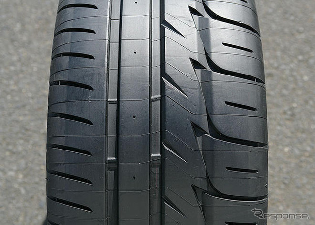 【ブリヂストン ポテンザRE-11】シームレスステルスパターンを採用