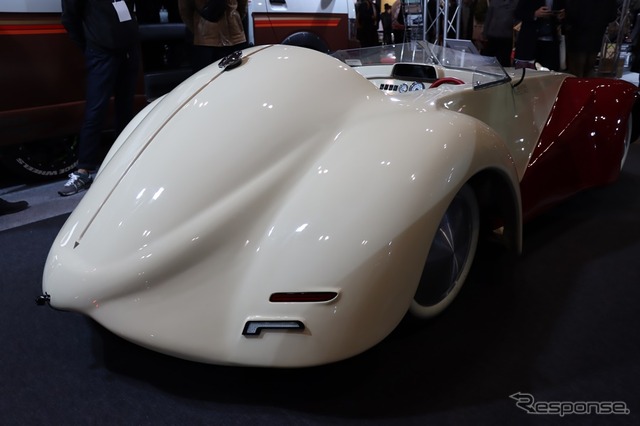 大きく流麗なテール。ここの方を作るのが一番大変だった、と安藤氏。(東京オートサロン2020)