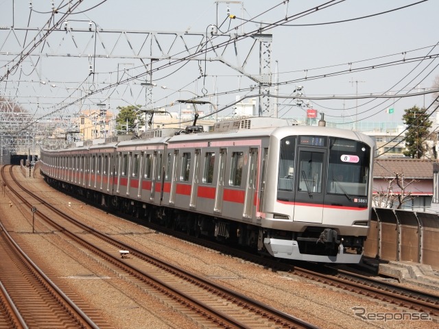 「東急線・東急バス　サブスクパス」は東急の鉄道・バスの利用が軸となる。写真は東横線の5000系。