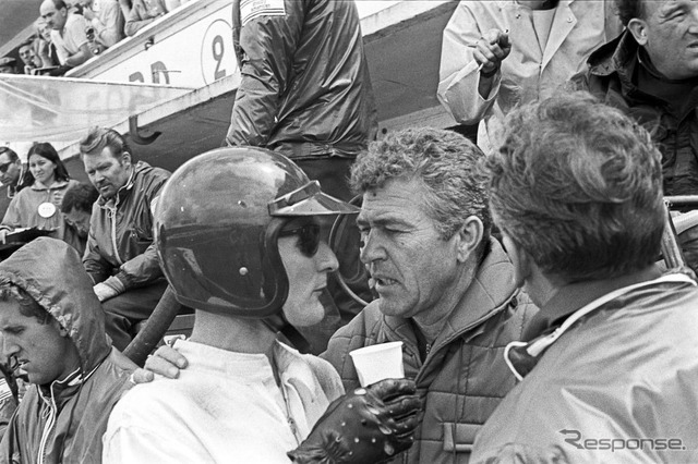1966年ルマン、マイルズ(ヘルメット&サングラス)とシェルビー。 《photo (c) Getty Images》
