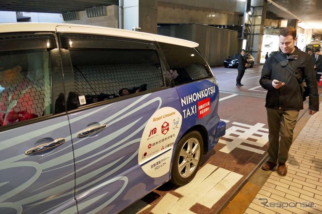 あらかじめ目的地をスマホアプリで登録し、自動運転タクシー「ロボカー・ミニバン」まで到着した乗客