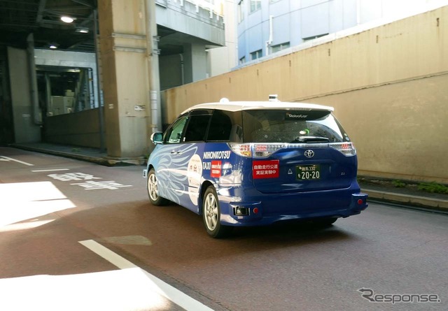 設定された目的地近くの降車地へ向けてロボか・ミニバンが出発