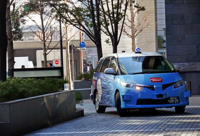 丸の内の降車地に到着したロボカー・ミニバン