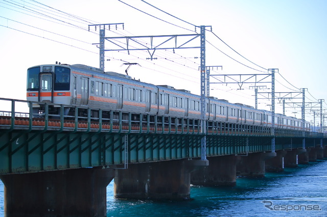 311系（写真左から4両）