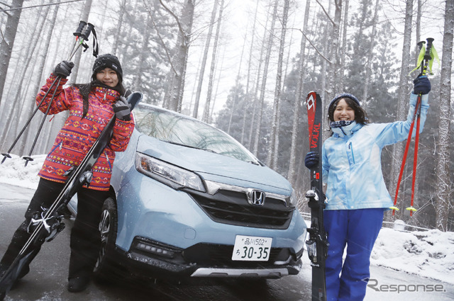 自動車ライター・伊藤梓氏(右)とモデルの葉月さやさん(左)