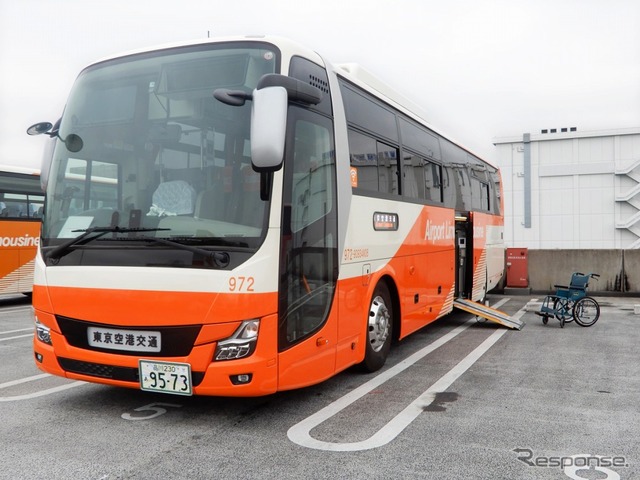 東京空港交通が導入した大型観光バス「エアロエース」エレベーター付き車両