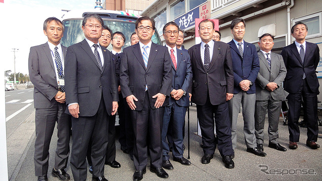 愛知県日間賀島で1月25~27日に実施した「離島における観光型 MaaS による移動」をテーマとした自動運転の実証実験。初日には愛知県の大村秀章知事らが自動運転バスに試乗した。