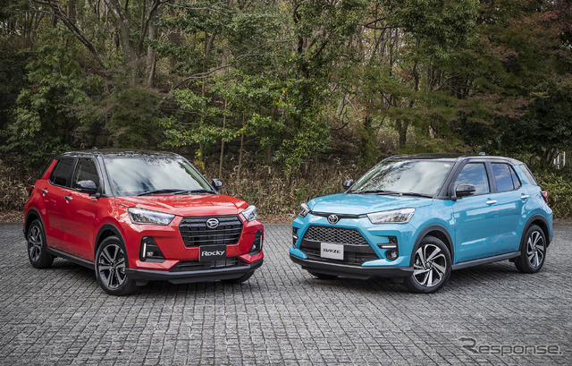 ダイハツ・ロッキー(左)とトヨタ・ライズ(右)