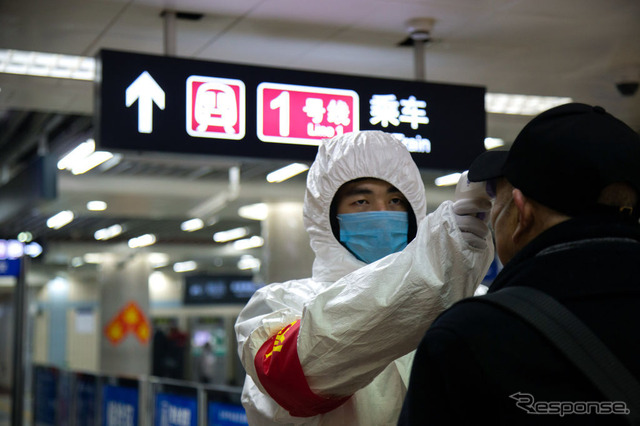 北京市地下鉄駅の入り口で検温（1月26日）　《photo (c) Getty Images》