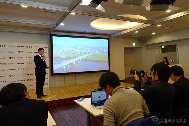 国内初の自律走行バスの発表風景。登壇者は境町の橋本町長