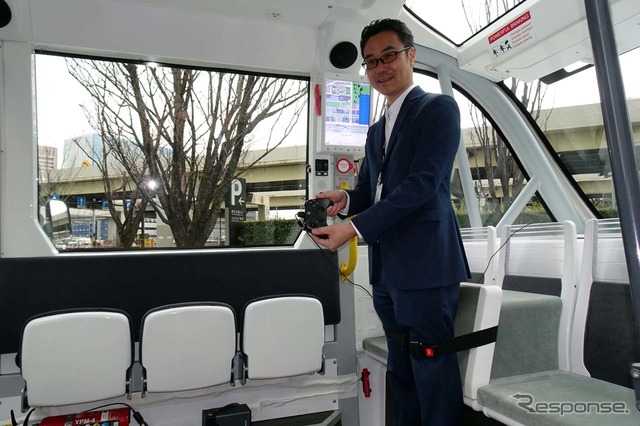 走行の際は監視員も兼ねたコントロール要因が乗車する
