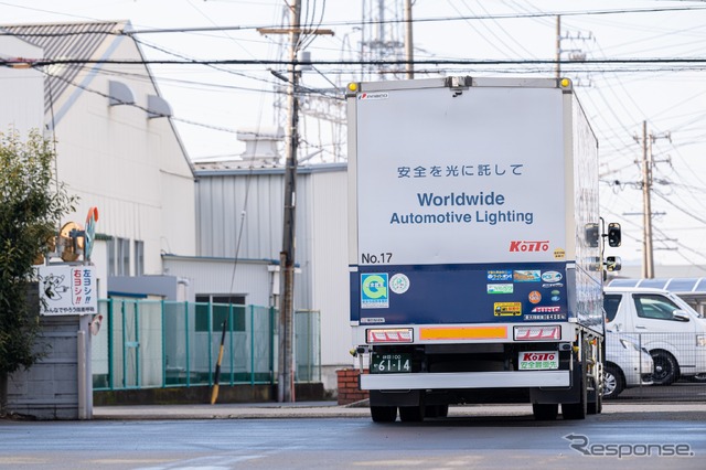 トラックの車体に掲げている企業メッセージ「安全を光に託して～人とクルマの安全は私たちの願い」