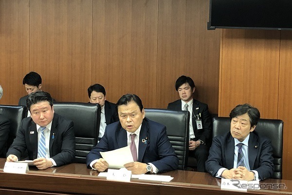 佐賀県の協議入り難色に戸惑いを見せている赤羽一嘉国土交通大臣(前列中央)。写真は、新型コロナウイルスに関連した感染症対策に関する国土交通省幹部会議に出席した赤羽大臣。