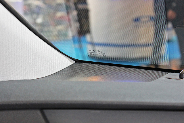 最近は、「ツイーター」が純正採用されている車種が増えてきた。国産車の場合は写真のように、ダッシュボードの左右奥に埋め込まれている場合が多い(網のようになった箇所の下に、純正「ツイーター」が埋め込まれている)。