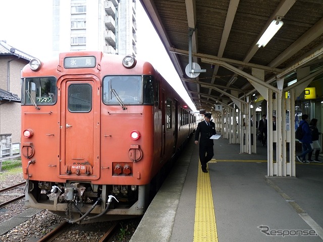 氷見線の終点・氷見駅に停車するキハ47形。