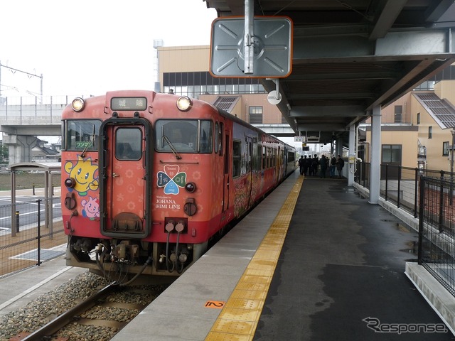 北陸新幹線と接続する新高岡駅に停車する城端線のキハ47形。