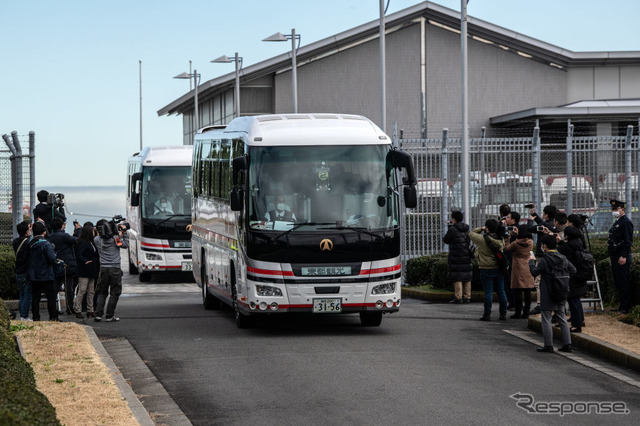 武漢から帰国した日本人を乗せたバス（1月29日、羽田空港）