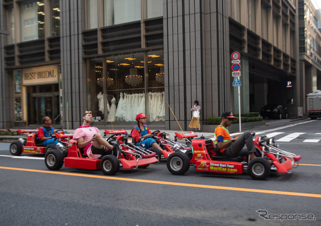 マリオのコスプレをして公道を走るカート。