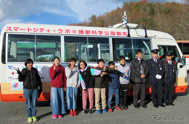 播磨科学公園都市（兵庫県上郡町）で12月5～9日に実施される自動運転バス公道実証実験（画像は初日のようす）