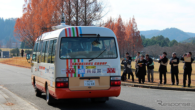 播磨科学公園都市（兵庫県上郡町）で12月5～9日に実施される自動運転バス公道実証実験（画像は初日のようす）