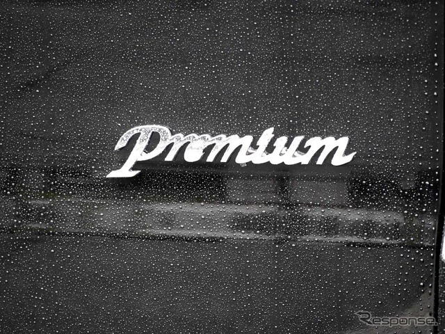 トヨタ グランエースの3列シート車「Premium」