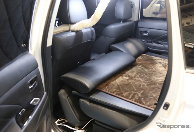 アウトランダーPHEV(ベッド展開時)