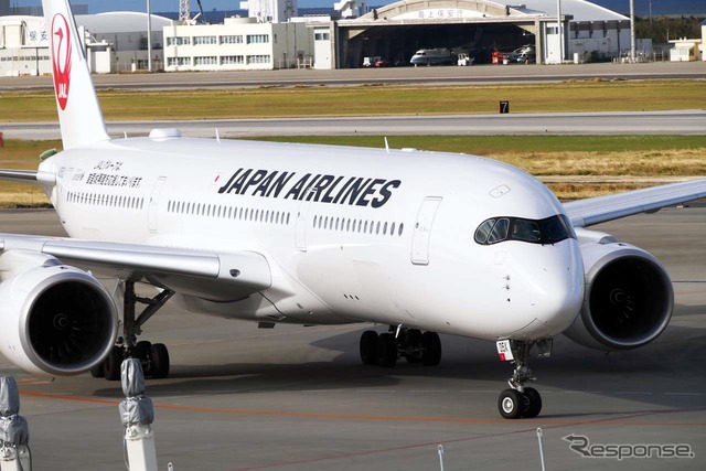 沖縄・那覇空港に到着したJALのA350-900