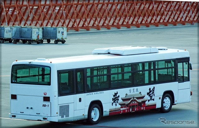 首里城再建に向けて「希望」と記した那覇空港内の送迎バス