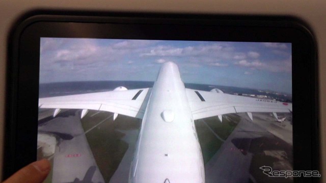 A350では尾翼からの映像がリアルタイムで放映される。那覇空港を飛び立つシーン