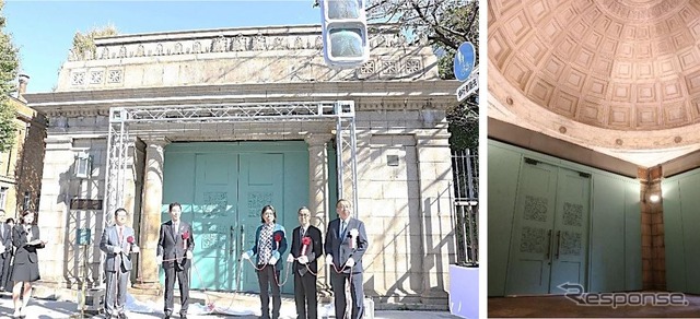 「東京都選定歴史的建造物」の指定後に改修され、その完成を記念して2018年11月に行なわれた式典の様子(左)と改修後の駅舎内の扉(右)。