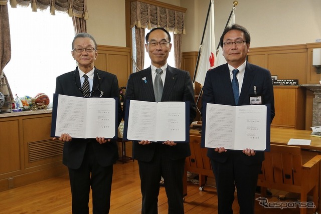 左から、三菱自動車の印藤啓孝執行役員、埼玉県の大野元裕知事、東日本三菱自動車販売の長田昭夫社長