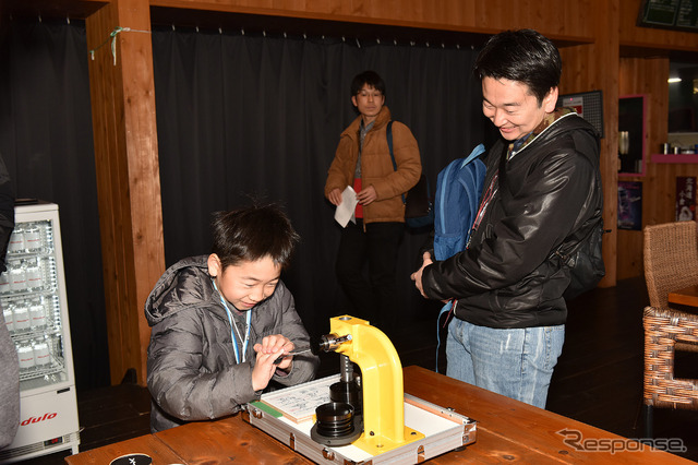 ヴェゼル柄缶バッチを作れるコーナーも用意された