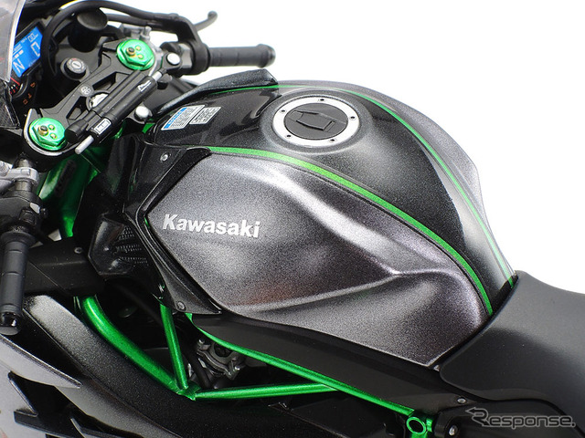 フューエルタンクのグリーンラインはスライドマーク、Kawasakiなどのロゴは金属製インレットマーク