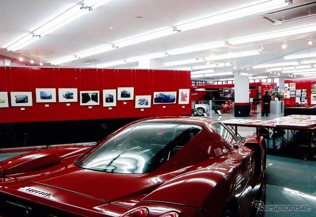 吉田氏の作品と実物のスポーツカーが展示された2014年のオープニング記念展の様子