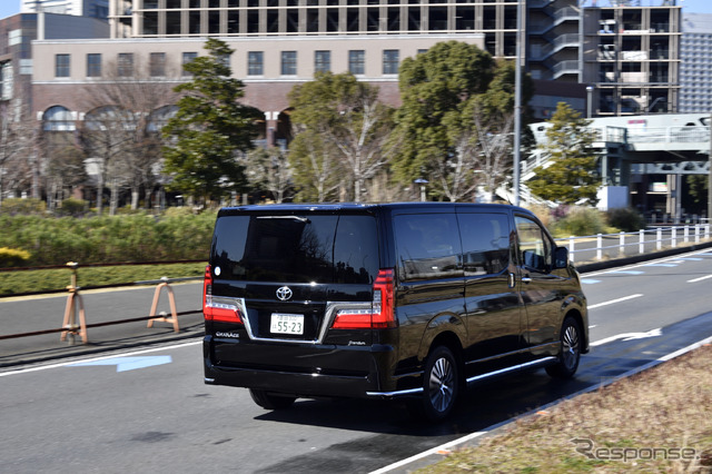 トヨタ グランエース Premium(3列6人乗り)