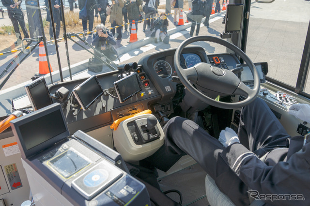 運転席にはモニターが用意され、後方視界の映像が映し出される。