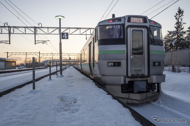 第3四半期も好調だった札幌圏の輸送。写真は函館本線江別駅で発車を待つ快速『いしかりライナー』。3月14日のダイヤ改正で消える。2020年2月11日。