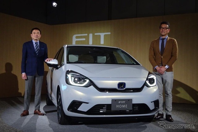 ホンダ・フィット新型(HOME)と寺谷日本本部長(左)