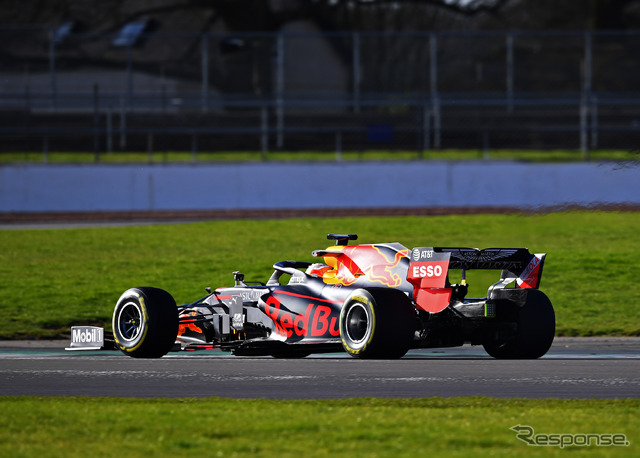 2020年型のレッドブル・ホンダ「RB16」が“発進”。